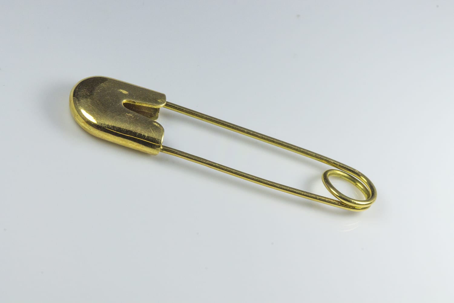 18k Yellow Gold Large Safety Pin Brooch – D43